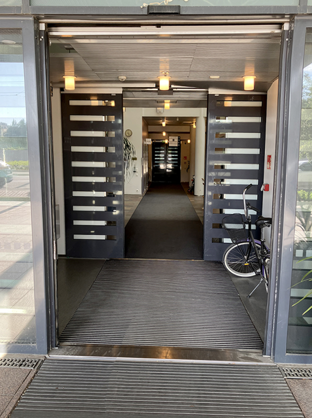 Invalidiliiton esteettömän toimitalon Nauvontien puoleisen sisäänkäynnin automaattiovet