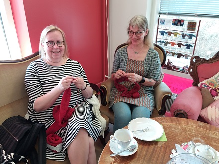 Neulekahvila Lentävässä lapasessa kaksi naista neulomassa. 