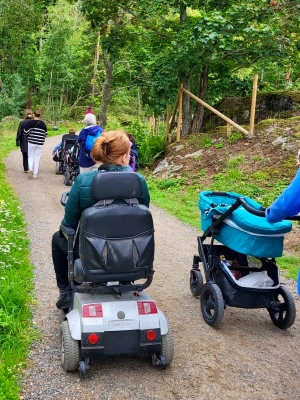 Pyörätuolilla liikkuvia henkilöitä kierroksella Vallisaaressa