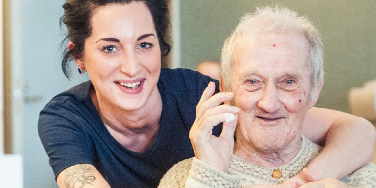 Iäkäs mies ja hoitaja. Kuvituskuva.