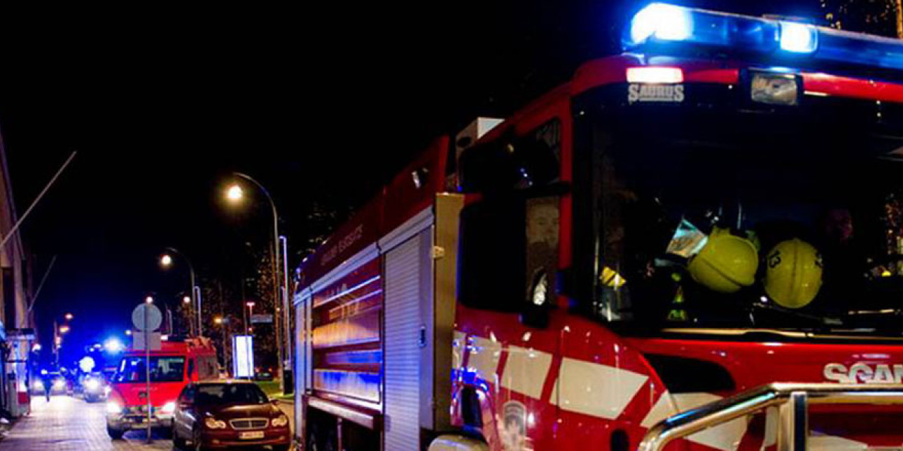 Paloauto ja ambulanssi tien vieressä.