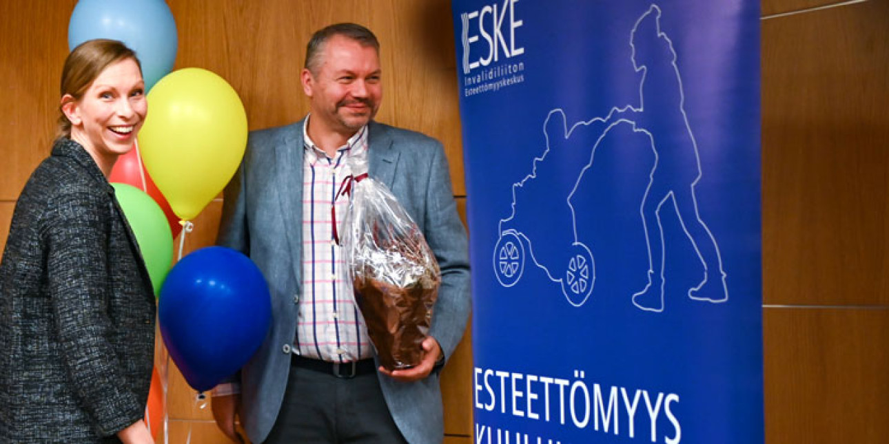 Esteettömyyskeskuksen asiantuntija juhlivat ilmapallojen keskellä.