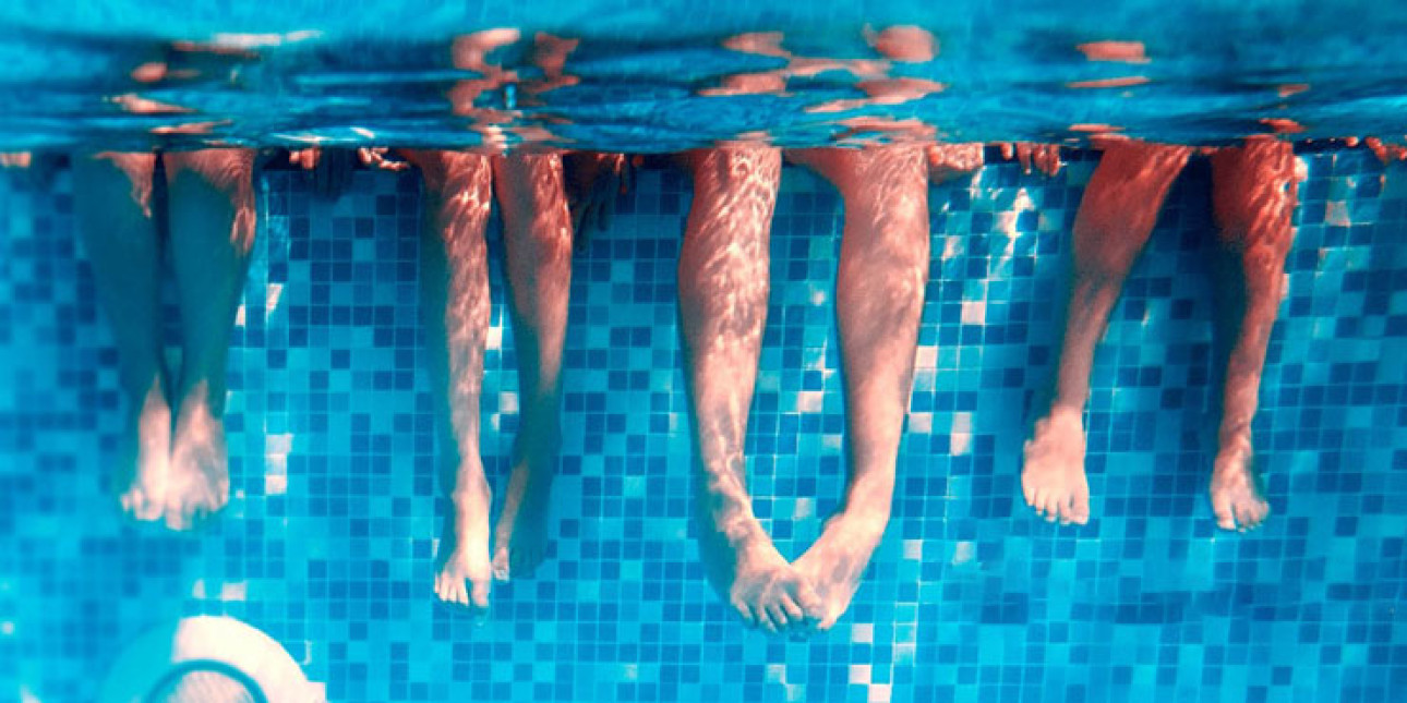 Jalat polskivat uima-alaassa Härmän kuntoutuskeskuksessa. 