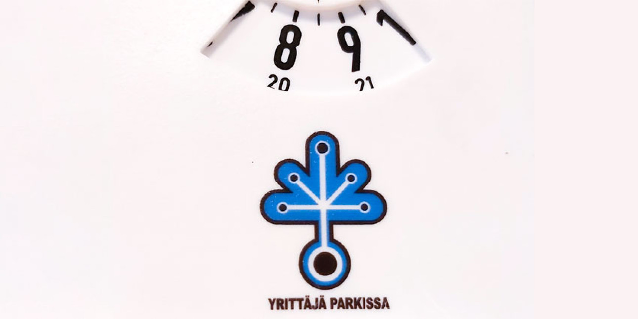 kuva parkkikiekosta, jossa yrittäjät-logo