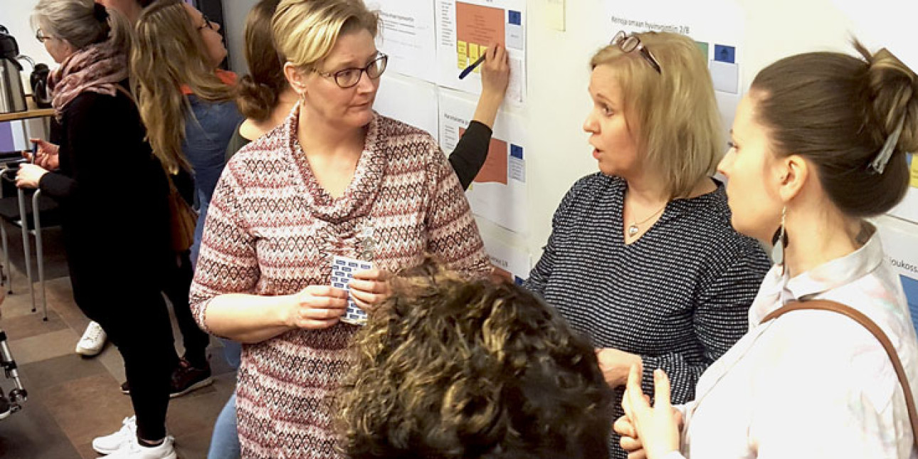 Ihmisiä ideointipalaverissa. 