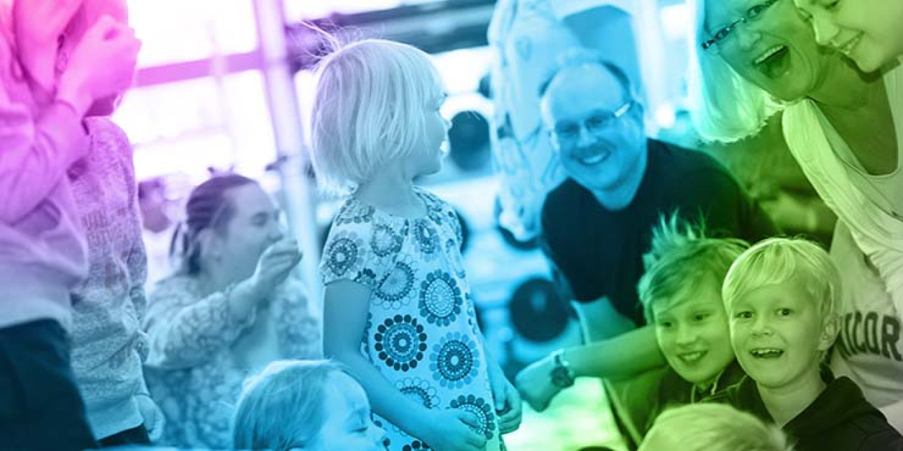 Lapsiperheitä kuvituskuvassa. 