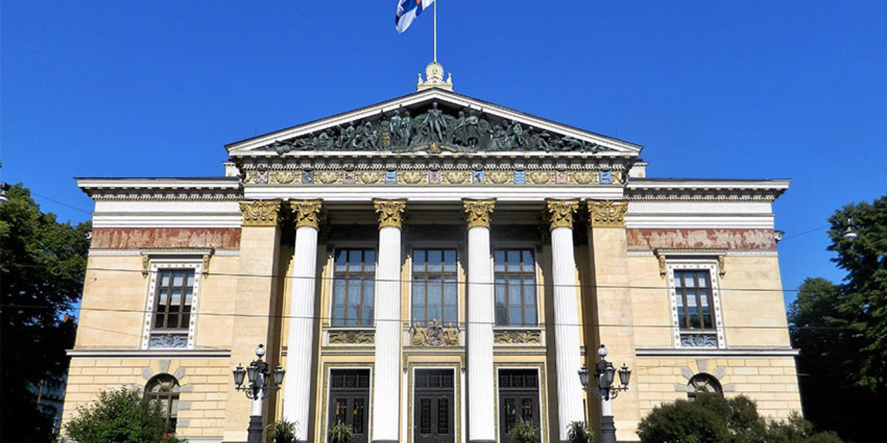 Helsingissä sijaitseva Säätytalo edestä kuvattuna