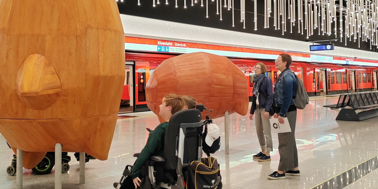 Henkilöitä metrolaiturilla