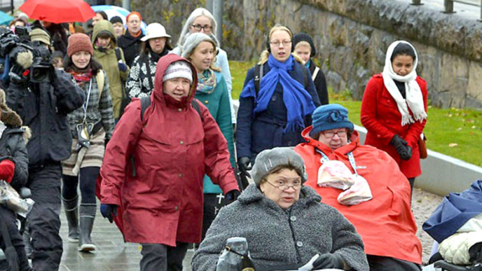 Vammaiset naiset mielenosoituksessa. Kuvituskuva.