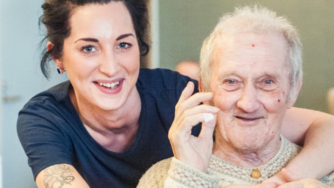 Iäkäs mies ja hoitaja. Kuvituskuva.