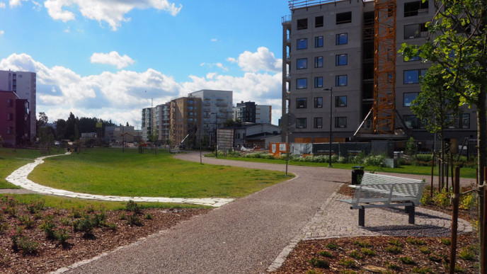 Puiston kulkuväylä ja levähdyspaikka