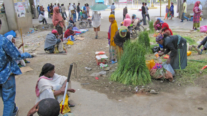 Kuva vammaisista katukaupustelijoista Addis Abebassa