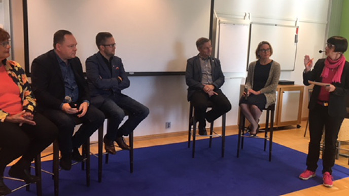 Invalidiliiton juhlakiertueen Oulun panelistit ja juontaja