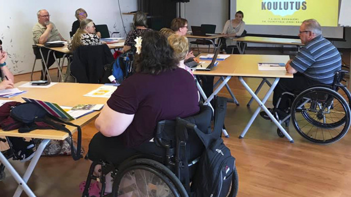Kouluttaja Jenni Räinä ja Lapin alueen jäseniä opiskelemassa. 