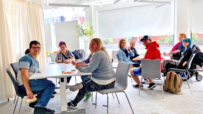 Seitin nuoret istuvat suunnittelupöytien äärellä.