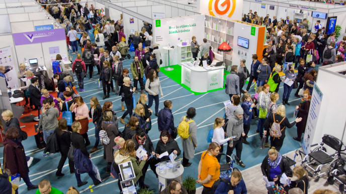 Ylhäältä otetussa kuvassa näkyy paljon messuvieraita osastoja kiertämässä. 