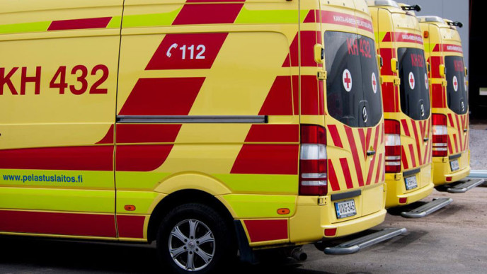 Ambulansseja parkkipaikalla rivissä.