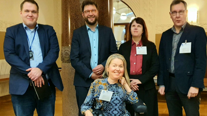 Ryhmäkuvassa eduskunnassa ministeri Harakan erityisavustaja Ilkka Hamunen, ministeri Harakka, Vammaisfoorumin puheenjohtaja Sari Kokko, Näkövammaisten liiton järjestöpäällikkö Markku Möttönen. Edessä Invalidiliiton lakimies Elina Nieminen.  