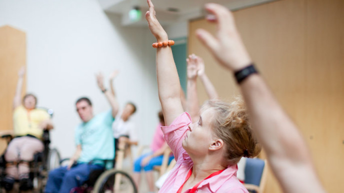 Apuvälineen käyttäjiä kokoontuneena yhteiseen tilaisuuteen. Kuvituskuva.