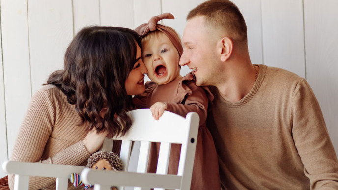 Äiti lapsi ja isä. Kuvituskuva.