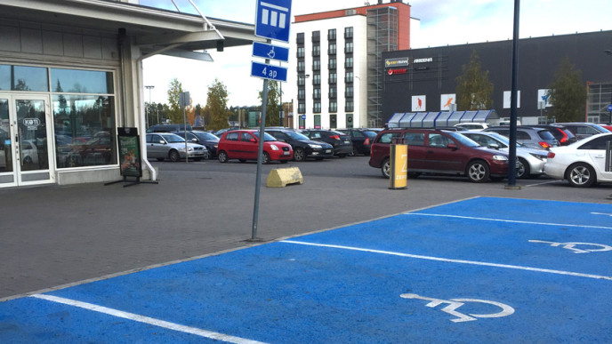 Siniseksi maalatut parkkiruudut. Kuvituskuva.