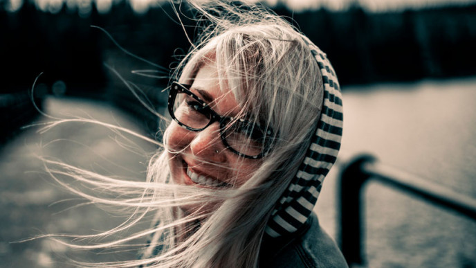 Nuori nainen. Kuvituskuva.