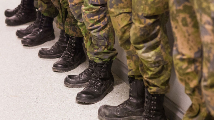 Rivissä jalkoja maihinnousukengissä.