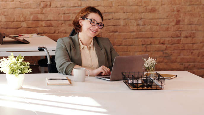 Pyörätuolissa istuva nainen keskustelee verkkovälitteisesti. 