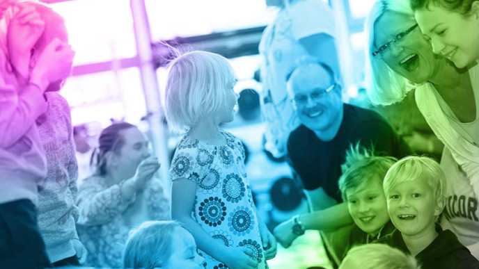 Lapsiperheitä kuvituskuvassa. 