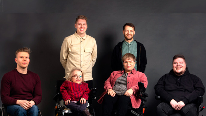 Esteetön Suomi -palkinnon voittaneen Riesa Consultative Oy:n henkilöstö.