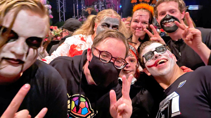 Vammaisia nuoria halloweentunnelmissa.