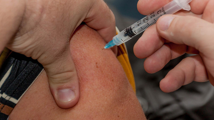 Olkapäähän pistetään rokotetta.