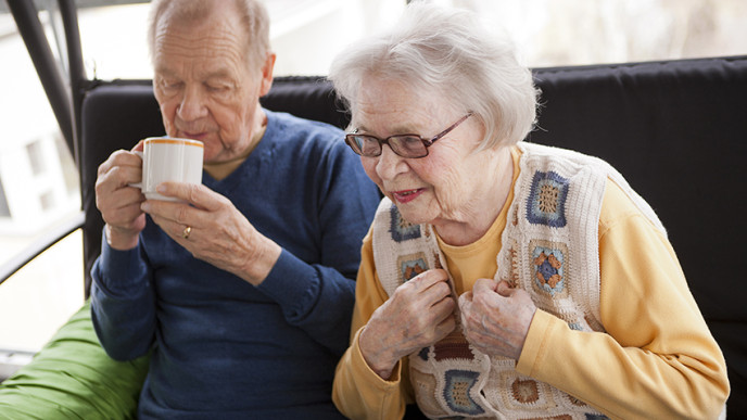 Seniori-ikäiset nainen ja mies kahvilla. 