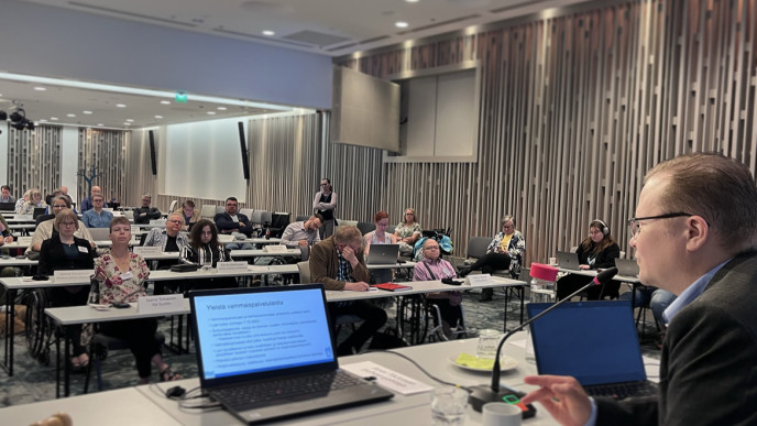 Invalidiliiton juristi Henrik Gustafsson esittelee vammaispalvelulakia liittovaltuustolle