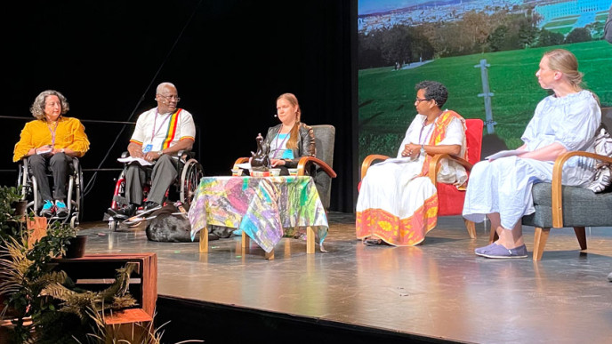 Invalidiliiton puheohjelman puhujat lavalla Maailma kylässä -festivaaleilla