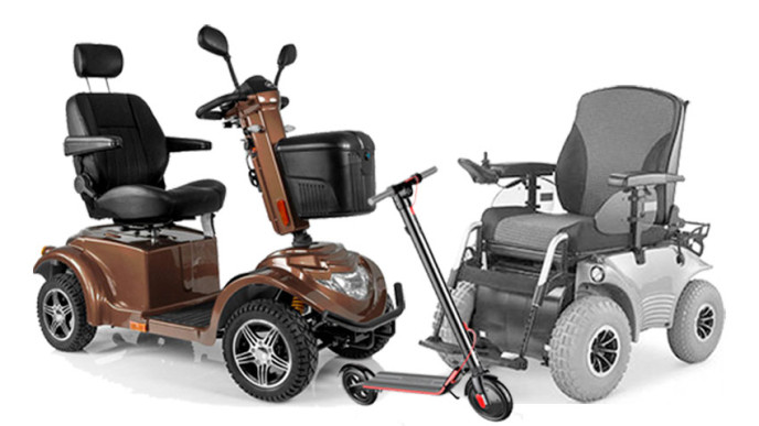 Sähköpyörätuoleja ja potkulauta